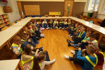 PRVOŠOLČKI CERKNICA 17 FOTO LJUBO VUKELIČ